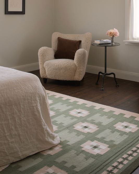 Teppe Röllakan Selma i fargen Sage fra Layered.