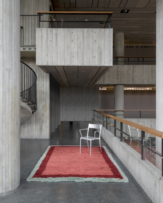 Teppet Shaggy Edge i fargen Rose (grått / rødt / rosa) fra Layered.