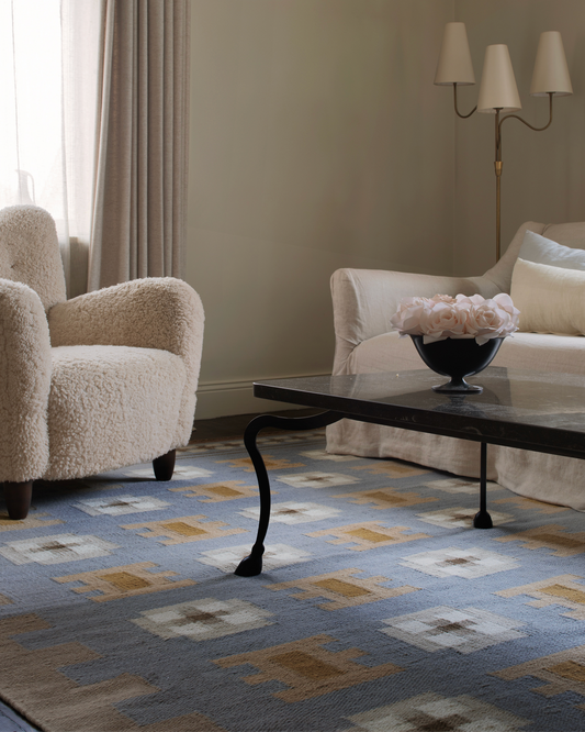 Teppe Röllakan Selma i fargen Dove fra Layered.