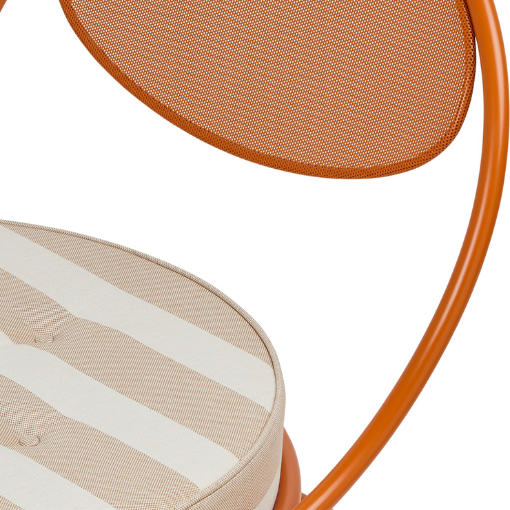 Utemøbelet Copacabana Outdoor Lounge Chair fra Gubi med oransje ramme og pute i tekstilet Leslie Stripe 040 med hvite og svakt oransje striper.