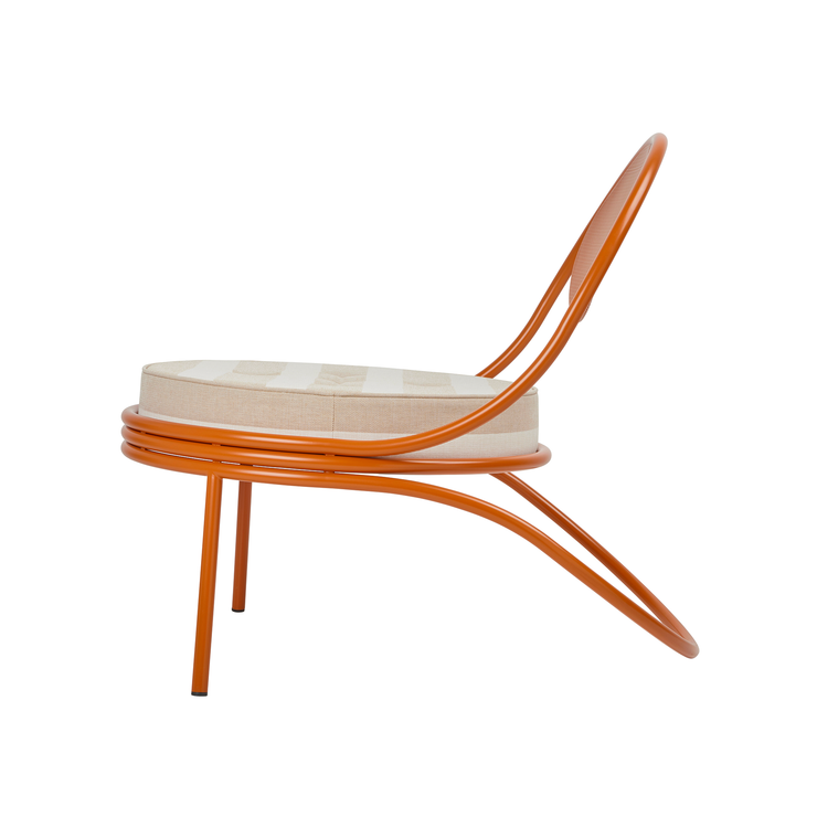 Utemøbelet Copacabana Outdoor Lounge Chair fra Gubi med oransje ramme og pute i tekstilet Leslie Stripe 040 med hvite og svakt oransje striper.