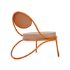 Utemøbelet Copacabana Outdoor Lounge Chair fra Gubi med oransje ramme og pute i det ensfargede tekstilet Lorkey 044.