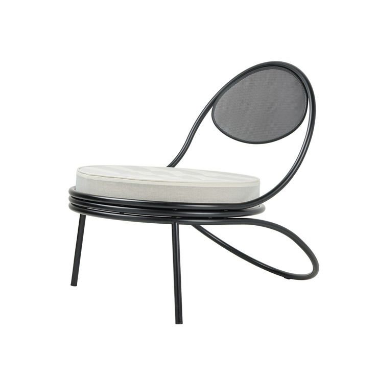 Utemøbelet Copacabana Outdoor Lounge Chair fra Gubi med svart ramme og pute i tekstilet Leslie Stripe 020 med hvite og svakt blå striper.