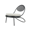 Utemøbelet Copacabana Outdoor Lounge Chair fra Gubi med svart ramme og pute i tekstilet Leslie Stripe 020 med hvite og svakt blå striper.
