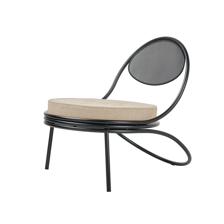 Utemøbelet Copacabana Outdoor Lounge Chair fra Gubi med svart ramme og pute i det ensfargede tekstilet Lorkey 041.