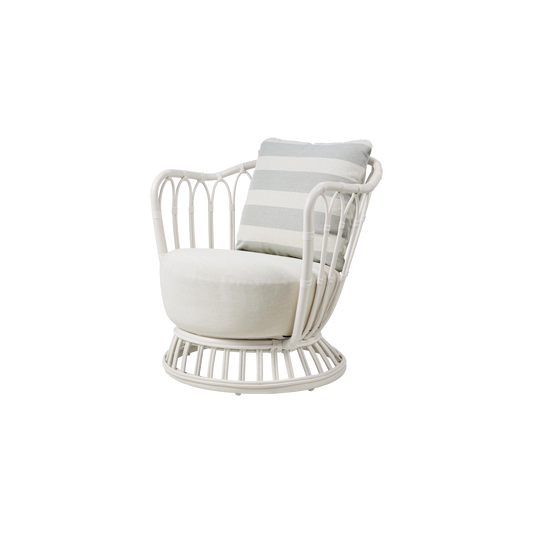 Lenestol Grace Outdoor Lounge Chair fra Gubi i hvit pulverlakkert aluminium/Alabaster White med tekstil Leslie 006 og Leslie Stripe 020 fra Limonta.