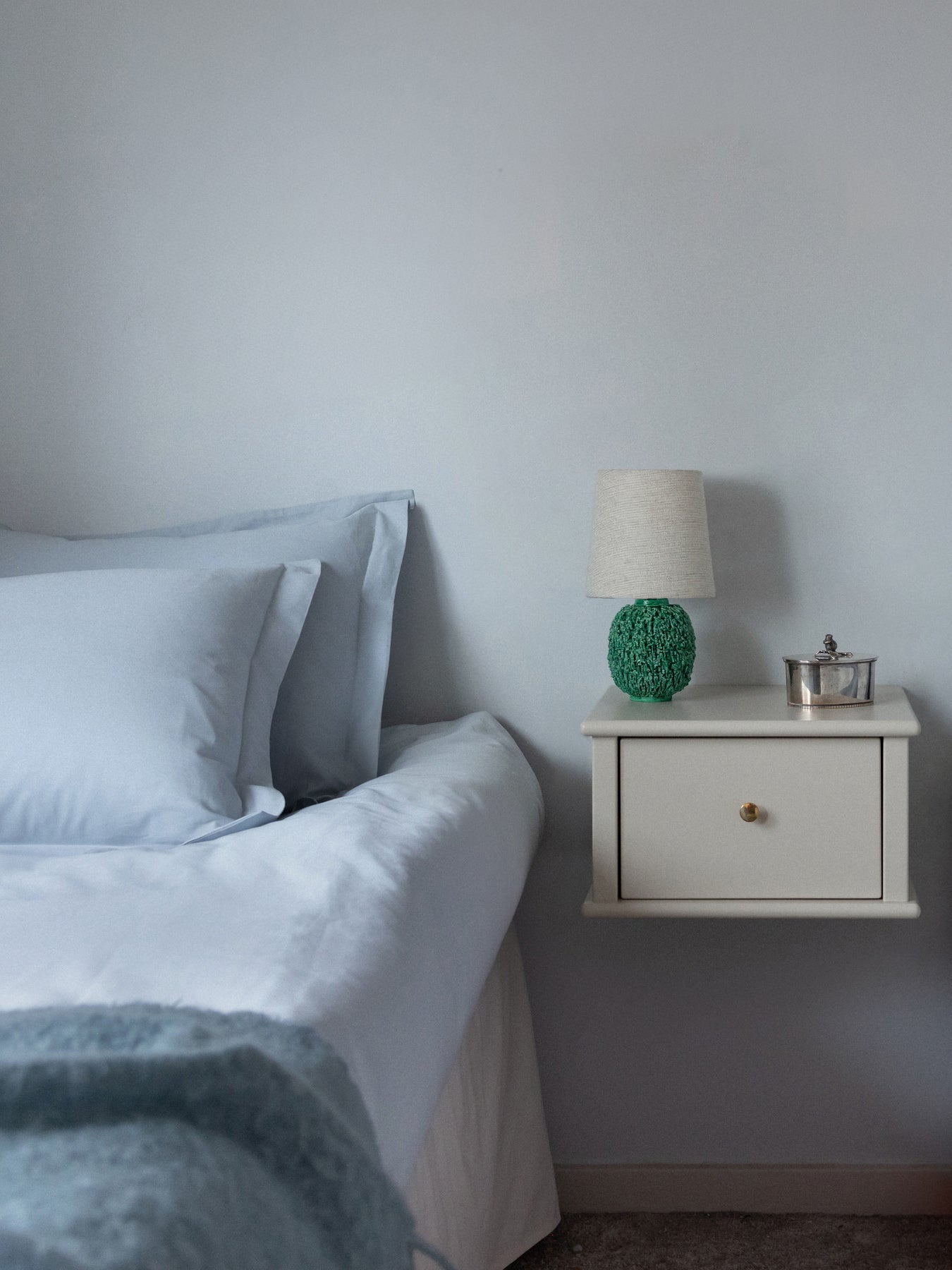 Luca vegghengt nattbord off white – detalj messingknapp