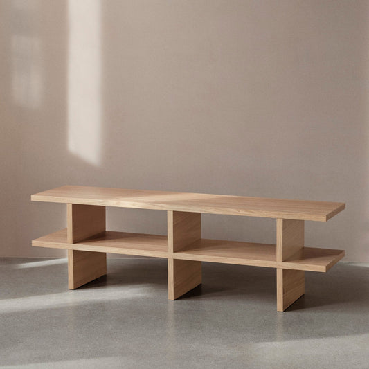 Benken Kona Bench fra Ferm Living er en utvidelse av Kona-familien som gir deg en blanding av funksjonalitet og stil inspirert av japansk estetikk. Den er laget av eikefiner med MDF-kjerne, og benken er designet for allsidig bruk.