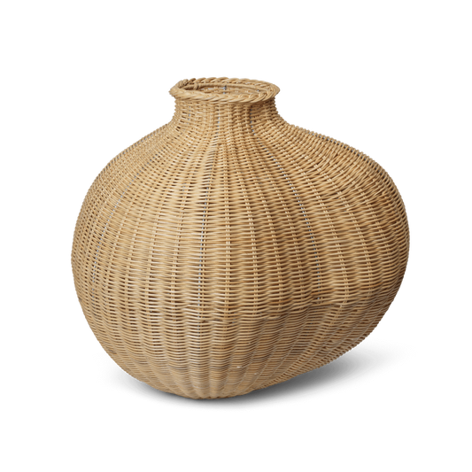 Vasen Bola Braided fra Ferm Living utforsker unike former og organiske teksturer for å tilføre ditt interiør en naturlig og elegant estetikk.