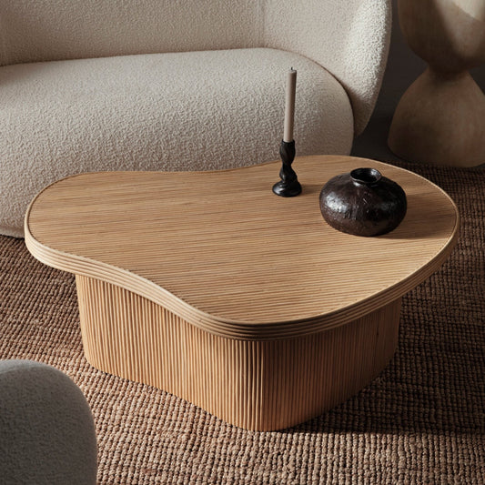 Sofabordet Isola Coffee Table fra Ferm Living har en myk og buet form som gir et organisk uttrykk. Det blir et raffinert, men likevel koselig midtpunkt i stuen din.