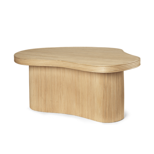 Sofabordet Isola Coffee Table fra Ferm Living gir deg en perfekt blanding av naturlig sjarm og moderne design. Den håndlagde overflaten laget av rotting tilfører en touch av organisk skjønnhet til hjemmet ditt.