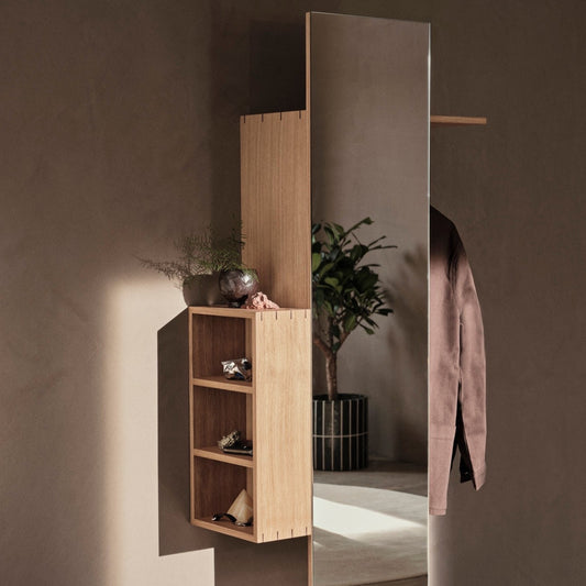 Skapet Bon Hallway Cabinet fra Ferm Living er en stilig og funksjonell oppbevaringsløsning som sømløst smelter inn i ethvert rom.
