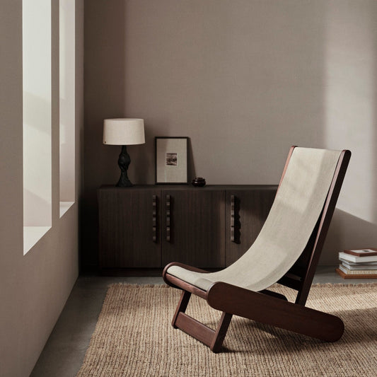 Lenestolen Hemi Lounge Chair fra Ferm Living er en moderne tolkning av det klassiske designet til safaristolen. Denne unike loungestolen har en skulpturell og arkitektonisk stil og er designet i samarbeid med det danske designstudioet Herman Studio.