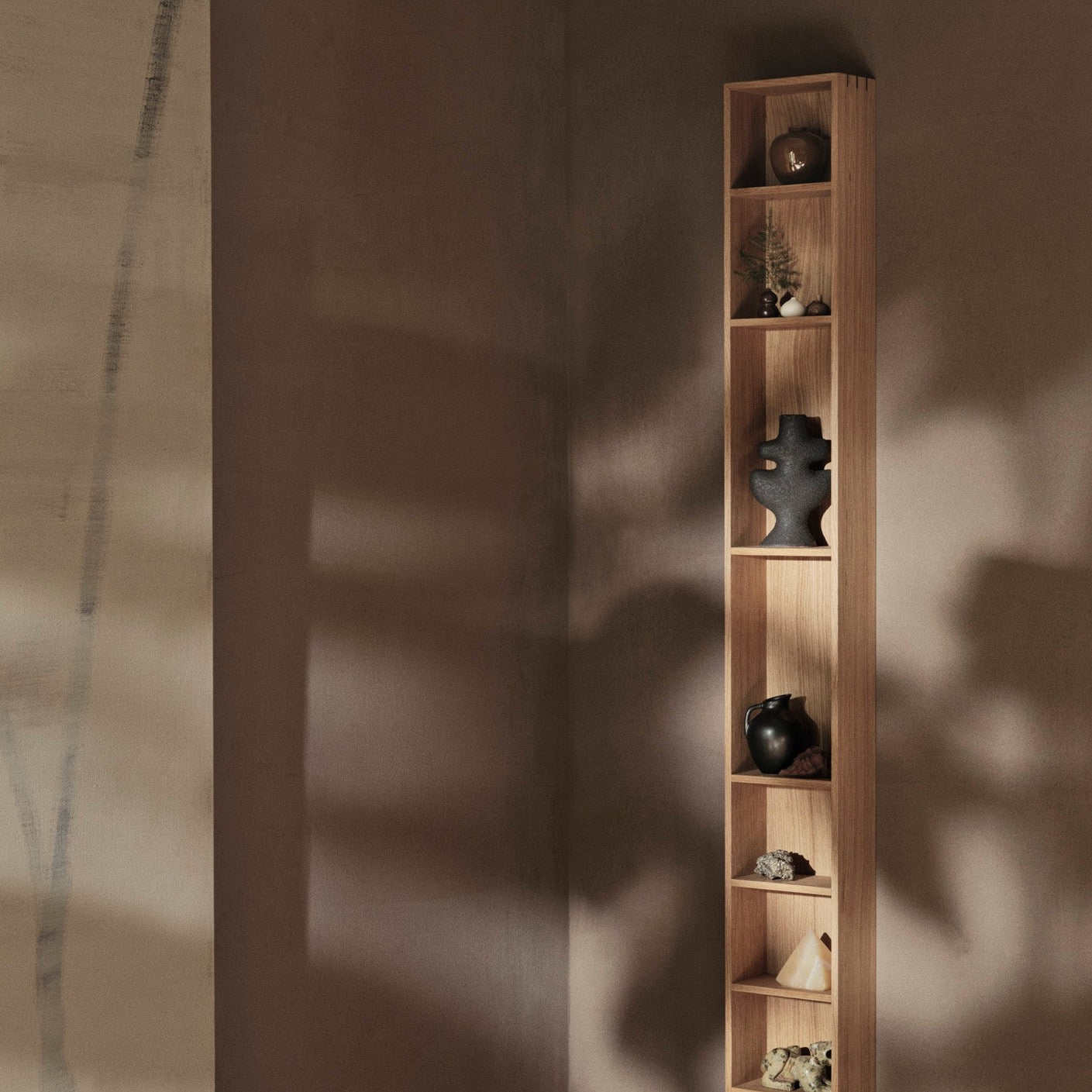 Hyllen Bon Shelf ifra Ferm Living er et allsidig og elegant møbel, spesielt designet for å passe sømløst inn i smale rom.