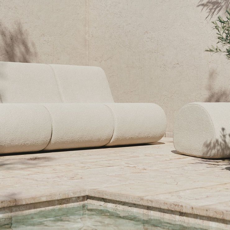 Rouli Center Module fra Ferm Living kan fungere som en loungestol alene eller flere kan settes sammen for å danne en sofa. Møbelet er formet i skum, noe som gjør det til et komfortabelt møbel du kan lounge i. Bouclétekstilet – velg mellom fargene Off White og Sand – er avtagbart for enkel rengjøring.