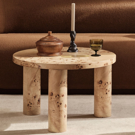 I denne versjonen av Post Coffee Table-designet fra Ferm Living får du et bord med et fantastisk fint mønster laget av burl-tre. Bordet har beholdt de kraftige dimensjonene på bordplate og ben, men får med dette spennende materialet i høyglans finish en leken vri.