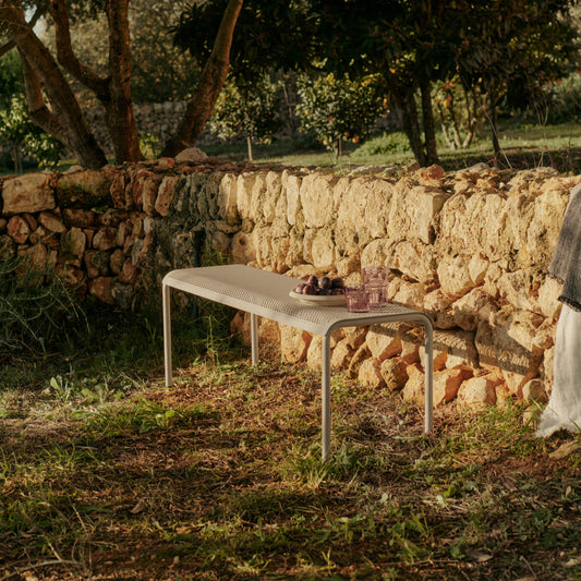 Benk Dapple Bench fra Ferm Living er perfekt alene, inntil en vegg eller som en del av spisegruppen.