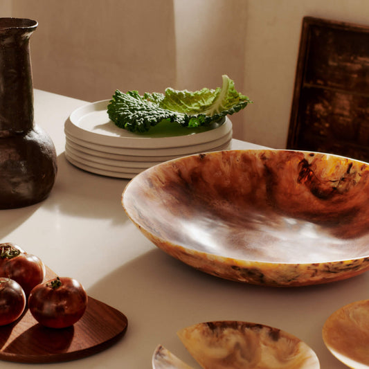 Fine serveringsfat og boller kan man aldri få nok av! Salatbollen Sol Salad Bowl fra Ferm Living har en vakker marmorering i resin, som skaper en lett transparent effekt med interessant dybde.