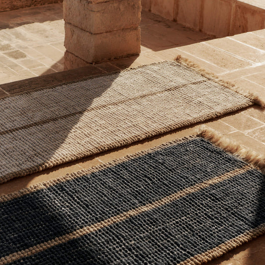 Løper Athens Stripes Runner fra Ferm Living er laget av håndvevet jute, med en nydelig dybde og tekstur som tilfører natur og varme i hjemmet.