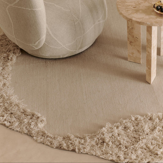 Det organisk formede utendørsteppet Norte Outdoor fra Ferm Living er inspirert av skjønnheten i ville, forblåste og robuste nordlige landskap. Med andre ord: Her kan du få følelsen av et lite stykke natur i teppeform!