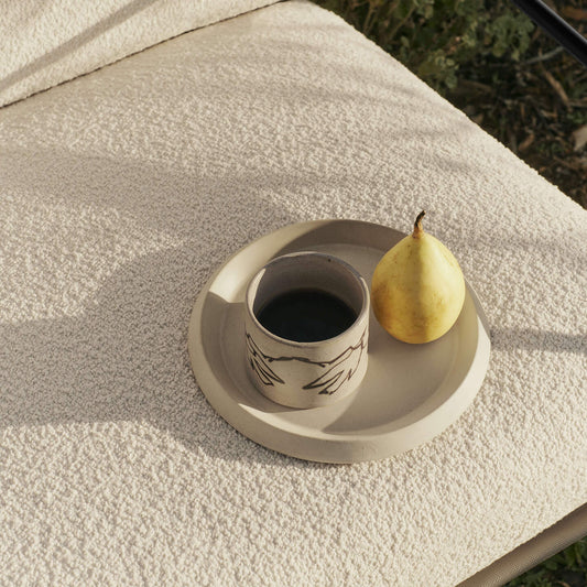 Utestol Desert Dolce Lounge Chair i Pure Bouclé / off-white bouclé med svart understell fra Ferm Living.