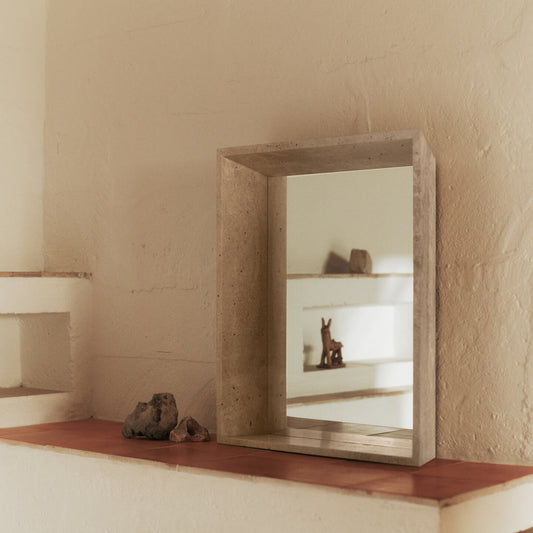 Speilet Lancet Mirror fra Ferm Living har en solid ramme i travertin og er et design inspirert av de smale vindusåpningene i Jørn Utzons familiehjem, Can Lis, hvor lyset skaper vakre mønstre gjennom dagen.