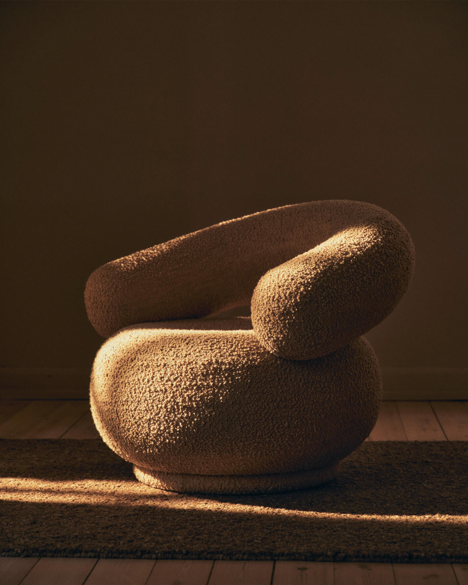 Lenestol Orbo Lounge Chair i Bouclé sand / Raw Bouclé Natural fra Ferm Living.