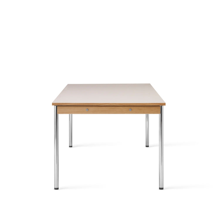 Bord Co Table Creme 100x240 cm fra Audo Copenhagen med kremfarget bordplate i laminat med ben i krom og detaljer i lys eik.