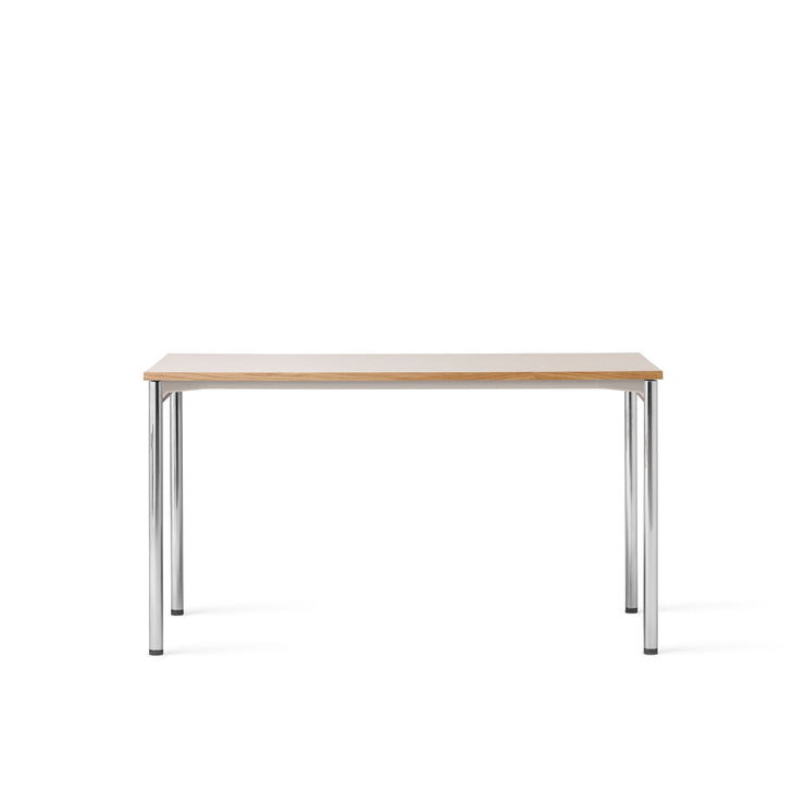 Bord Co Table Creme 70x140 cm fra Audo Copenhagen med kremfarget bordplate i laminat med ben i krom og detaljer i lys eik.