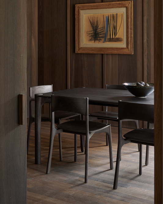 Stol Pl Dining Chair fra Ethnicraft i mørklakkert teak uten armlene fra Ethnicraft.