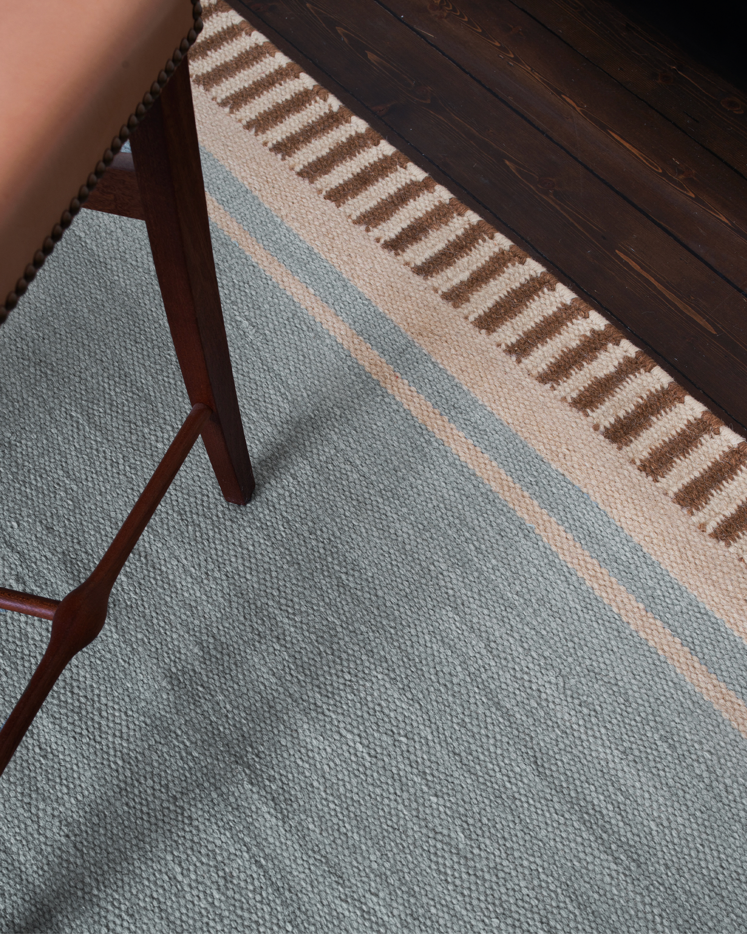 Teppe Röllakan Solid i fargen Sky Blue fra Layered.