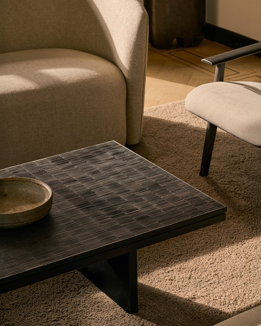 Hver bordplate er skåret ut for hånd – noe som gjør hvert bord helt unikt. Vi elsker den dype brune fargen og det håndverksmessige preget.