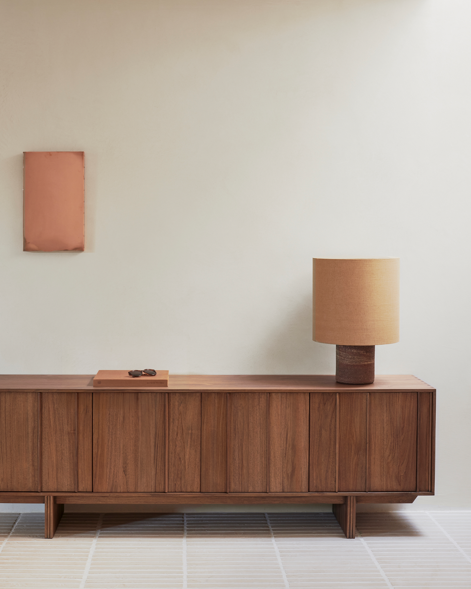 Skjenk Pillar Sideboard fra Ethicraft i størrelse stor (220 x 45 x 70 cm).