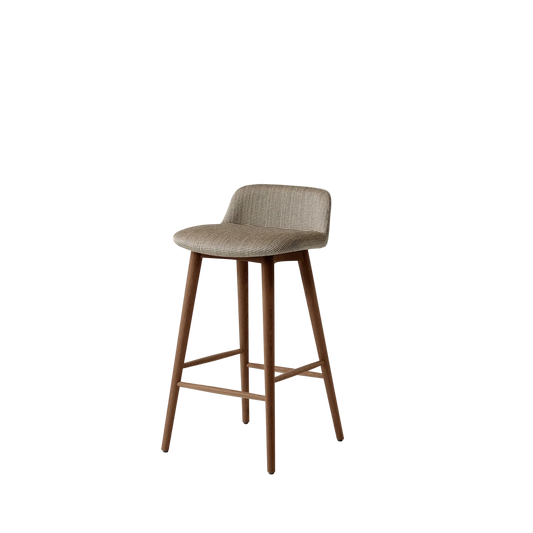 Barstolen Rely HW120 fra &tradition har en sittehøyde på 66,5 cm høy og passer dermed også perfekt til de fleste norske kjøkkenbenker. Velg mellom understell i heltre eik, eller heltre valnøtt som vist her.