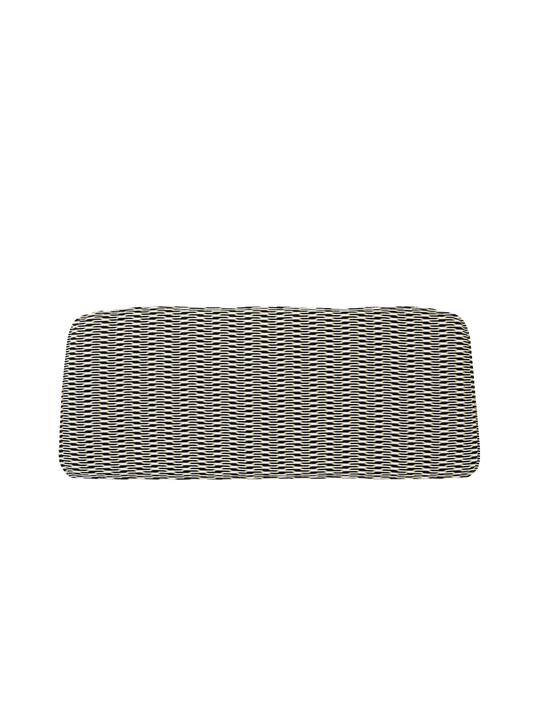 Disse putene passer til loungesofaen Thorvald SC110 fra &tradition. Velg mellom grønn- og gulmønstrede puter, Marquetry Bora, eller mer nøytrale puter i den lyse fargen fargen Heritage Papyrus eller gråsvarte Heritage Char. Alle er superfine – og vann- og flekkavvisende. Her i enkel variant i tekstilet Marquetry Bora.