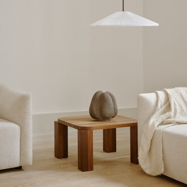 Sofabordet Atlas fra New Works i heltre eik kommer i to ulike utførelser: naturlig eller røkt.