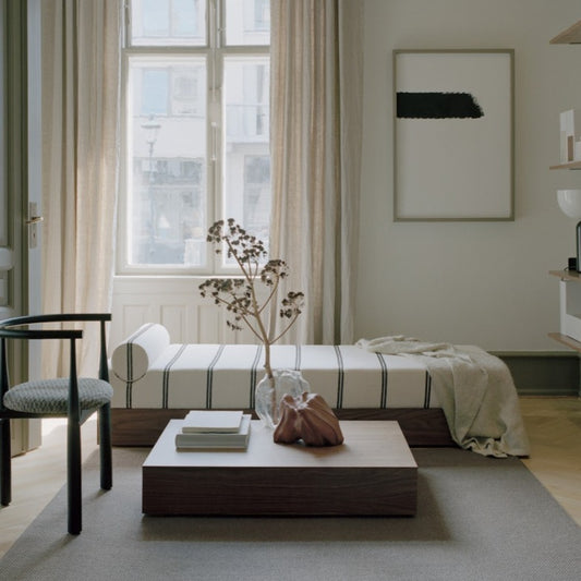 Takket være det renskårne formspråket og det store utvalget av tekstiler er dagsengen Mass Daybed også lett å kombinere med mange typer interiørstiler. Kanskje en stripete eller mønstret variant er blikkfanget som mangler i stuen hjemme hos deg? Her er dagsengen trukket i tekstilet Ohio Black.