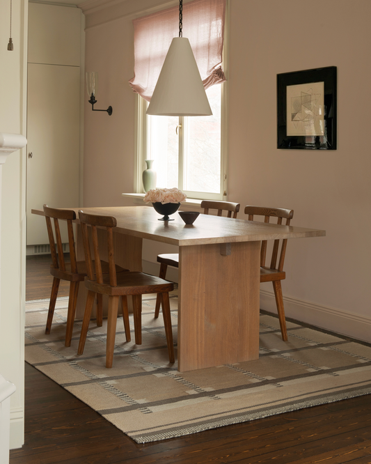 Teppe Röllakan Ruth i fargen Almond fra Layered.