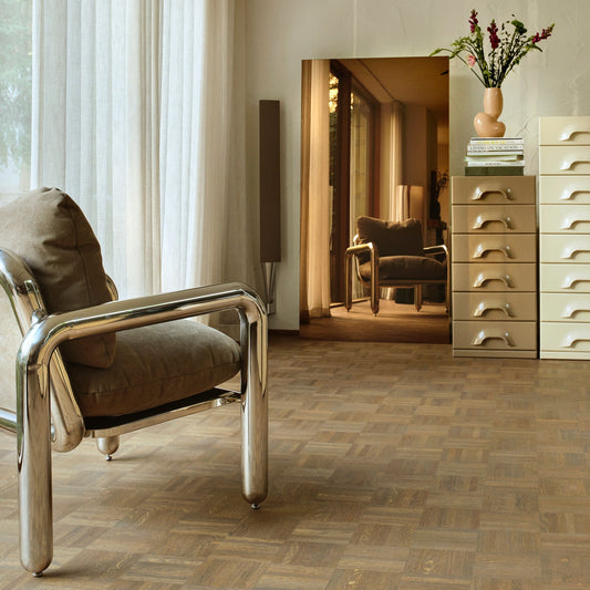 Er du, som oss, svak for Space Age- stilen som regjerte på 60- og 70-tallet vil du elske denne formfulle, kule lenestolen i speilblankt, forkrommet stål! Den lubne krombasen gir lenestolen Chrome Lounge Chair fra HK Living en spennende estetikk og vil tilføre innredningen din et overraskende element, uansett rom den plasseres i.