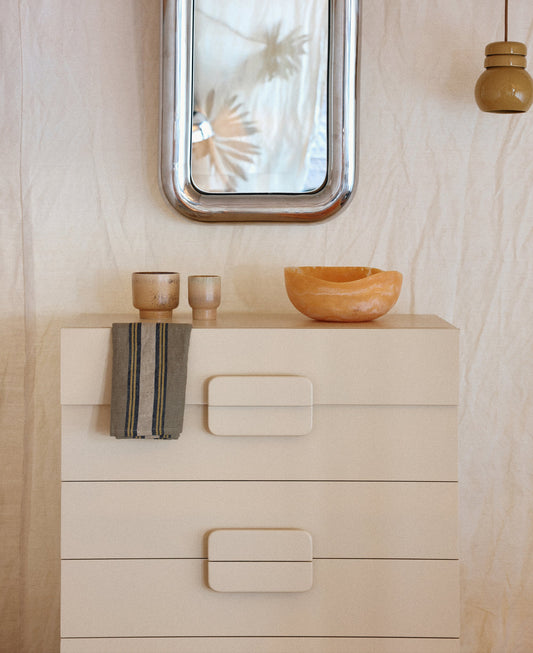 Den dype kommoden Spacious Drawer Cabinet fra HK Living i sungkai-tre er raus i størrelsen og kan med sine praktiske skuffer romme mye av det du ikke vil ha fremme.