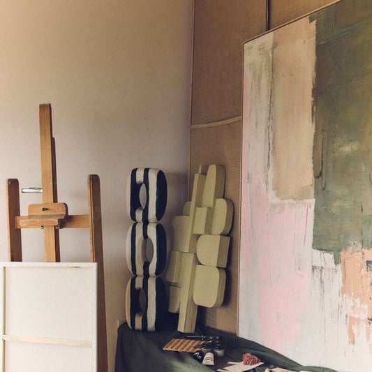 Innrammet maleri: Det abstrakte motivet – i en fargerik, men dempet fargepalett av rosa, grønn, oransje og gule toner – kan passe inn i mange ulike interiørstiler.