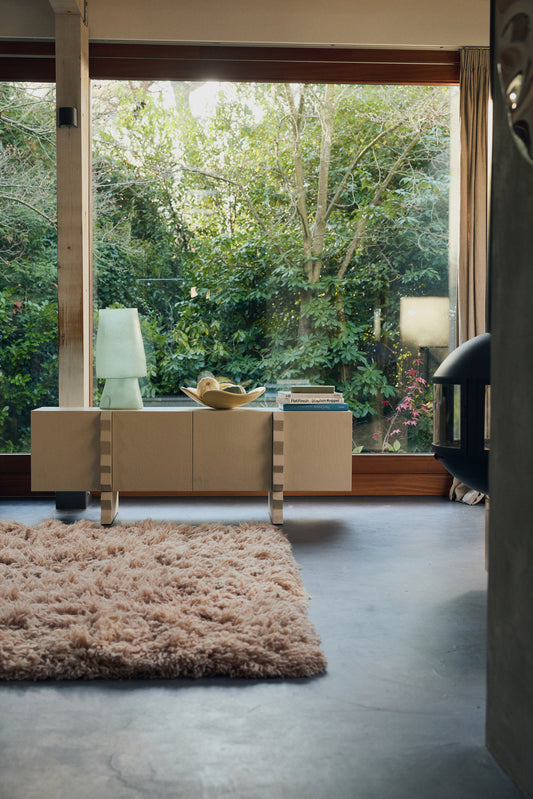 Skjenken Forma Dresser fra HKliving i sungkai-tre i en myk Off White farge har skulpturelle håndtak og en tydelig trestruktur i finishen og vil være et litt ekstra spennende blikkfang i interiøret, enten i en stue, spisestue eller større gang. Perfekt for deg som er ute etter et oppbevaringsmøbel med karakter!