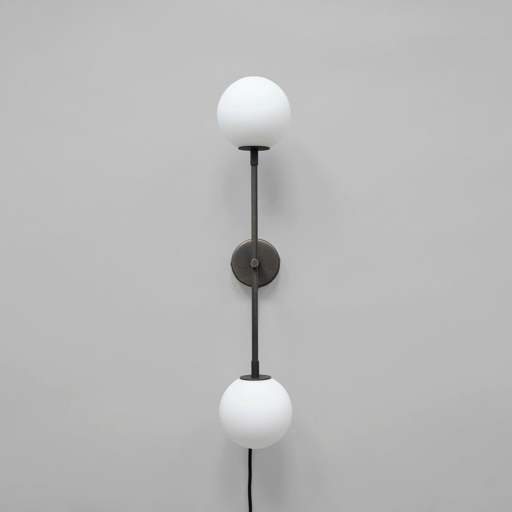 Med sin dekorative sjarm er vegglampen Drop Wall Lamp Bulp en forlengelse av Drop Chandelier Collection fra 101 Copenhagen.
