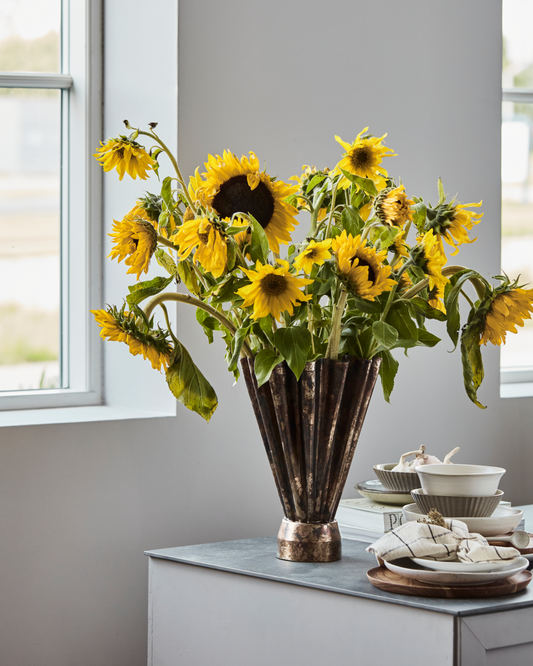 Den kan minne om et skjell eller en vakker skatt fra havet eller naturen. Vasen Flood fra House Doctor er ikke bare vakker, den har også en smart funksjon: Foldene gir nemlig god støtte til blomsterstengelene, og hjelper deg til å dandere fine buketter! Vasen er også superfin alene uten blomster, som et kunstobjekt.
