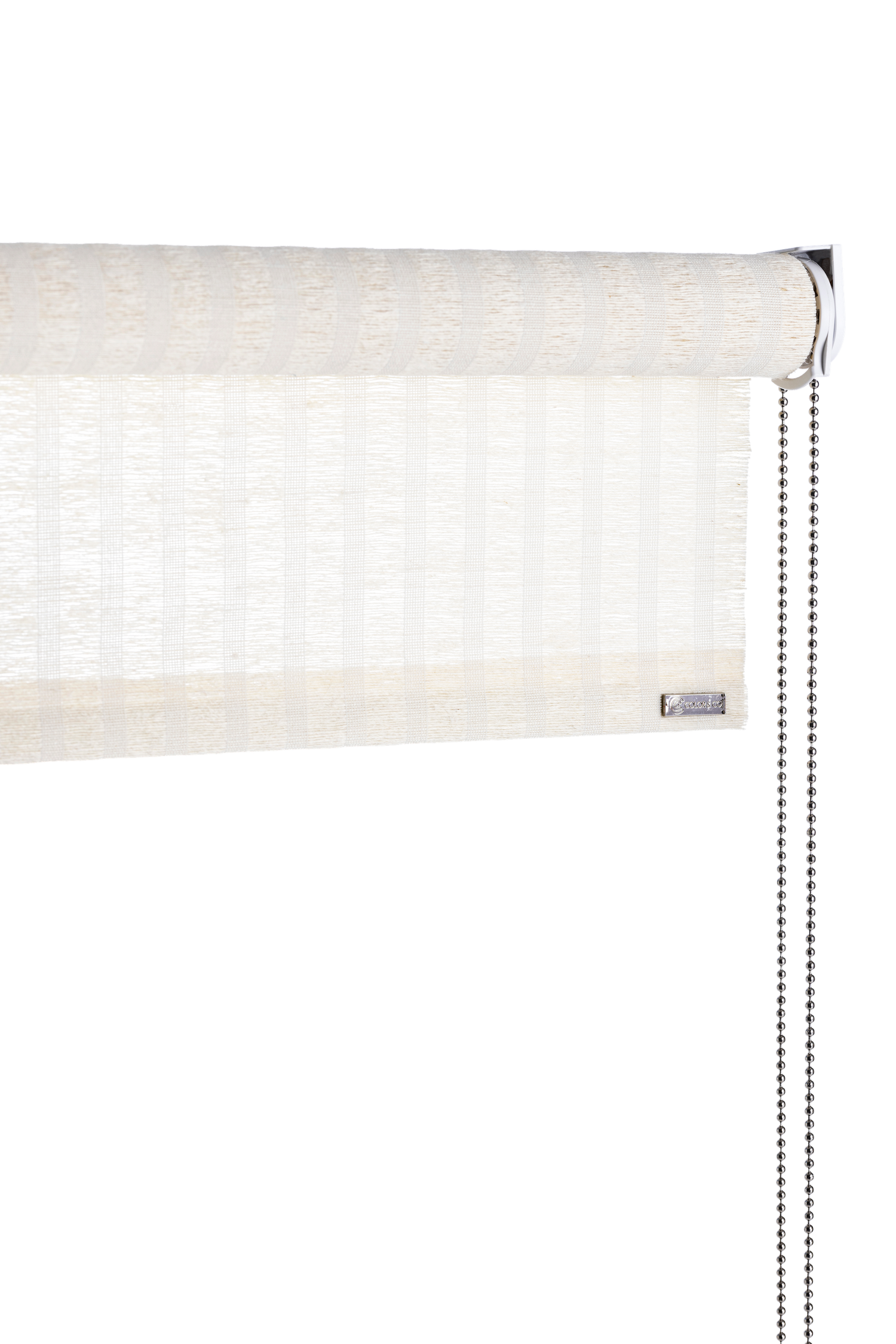 Rullegardin i hvit stripet natur plante fra Color&Co med kjedetrekk: Denne rullegardinen er finvevd i lys jute med hvite striper som er ca 1 cm brede. Rullegardinen vil få en mer naturlig brun tone over tid. Jute er et naturmateriale med en nydelig tekstur som tilfører varme i hjemmet. Gardinen er utrolig vakker, lett og eksklusiv og kan henges opp i alle rom. Gardinen har ca. 50% lysinnslipp, og gjør seg perfekt når du bare ønsker å dempe lyset, men ikke stoppe det.