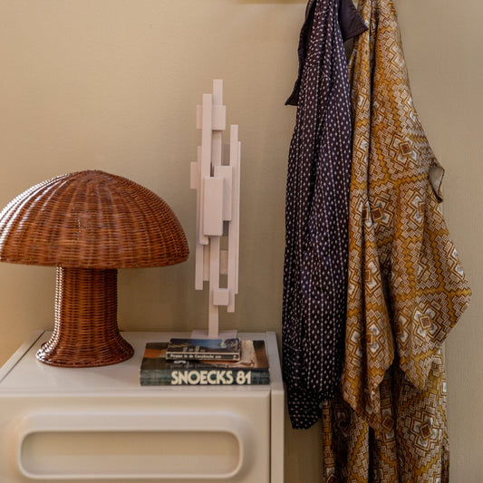 Bordlampen Rattan Table Lamp fra HK Living flettet i naturfarget rotting er en sjarmerende bordlampe som tilfører ethvert rom en dose nostalgi og stemningsfullt lys der skjermen filtrerer lyset på vakkert vis.