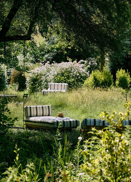 Denne dagsengen i teak fra HK Living vil vi ligge på hele sommeren! Du kan velge mellom flere fine tekstiler som alle gir deg en dose retrovibber i uterommet.