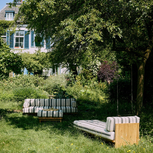 Dagseng Outdoor Teak fra HK Living i tekstilet Chalkstripe, med utesofa og puff i samme serie