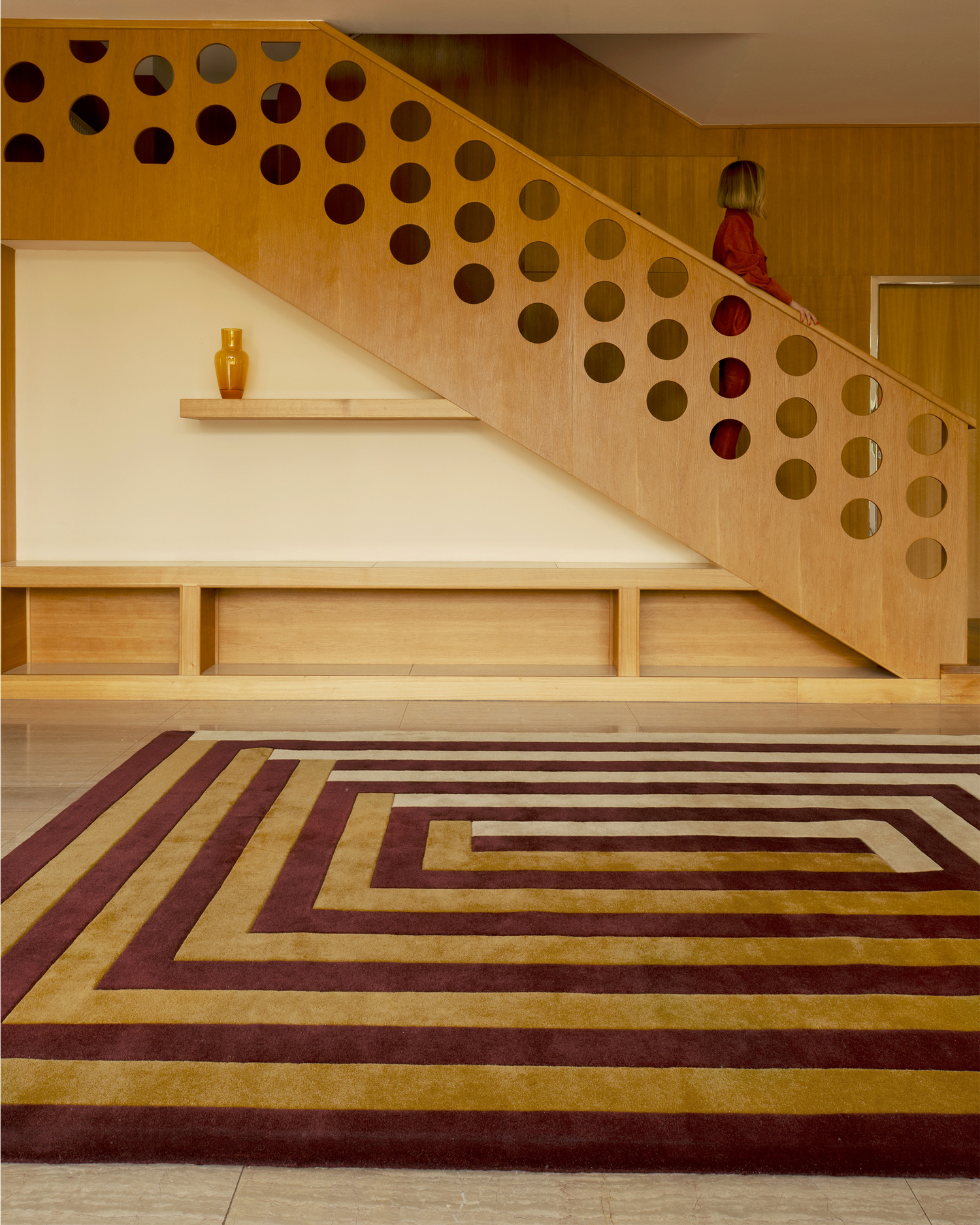 Teppe Labyrinth i beige / brunt (Mulberry Sand) fra Layered.