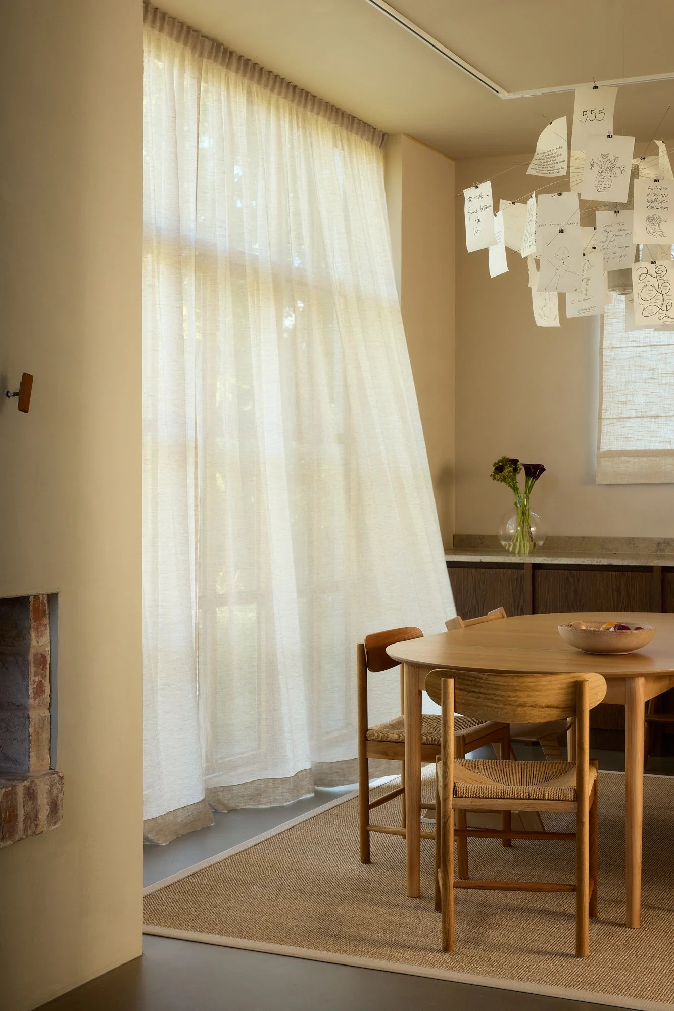 Disse tynne lingardinene fra Gotain faller fint og mykt ned mot gulvet og er florlette og tynne nok til å slippe inn mye lys, noe som er perfekt om du bare vil dempe direkte eller sterkt sollys eller innsyn. Her: Tynn lingardin fra Gotain i farge Sand